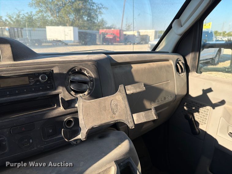 image for item YA1039 2022 Ford E350 Super Duty delivery van