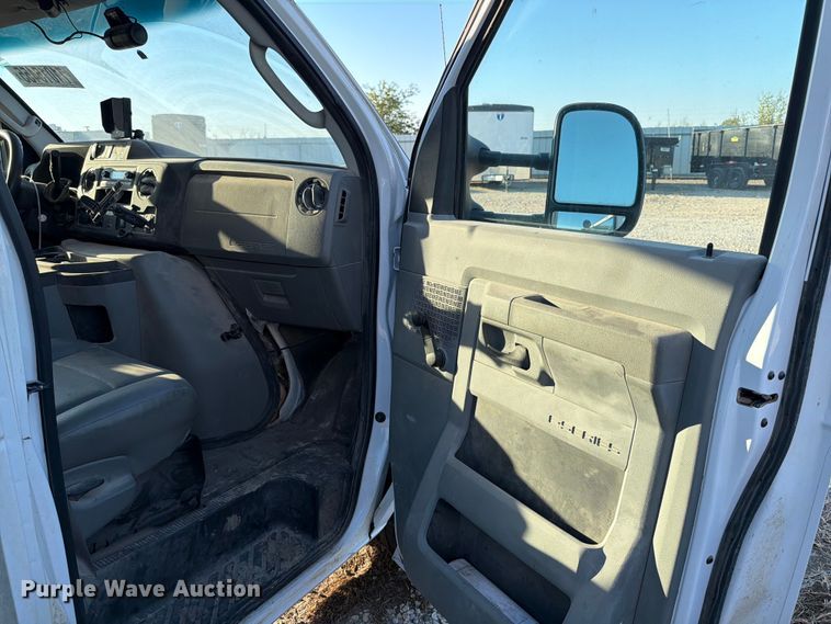 image for item YA1039 2022 Ford E350 Super Duty delivery van