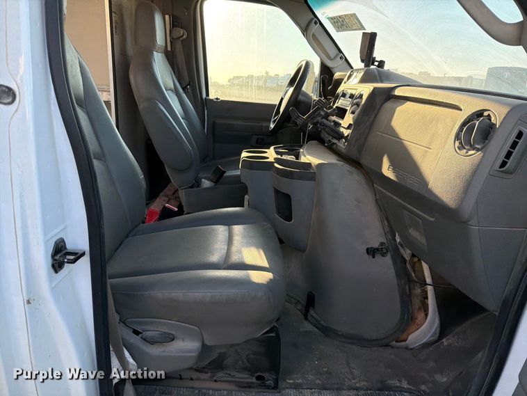 image for item YA1039 2022 Ford E350 Super Duty delivery van