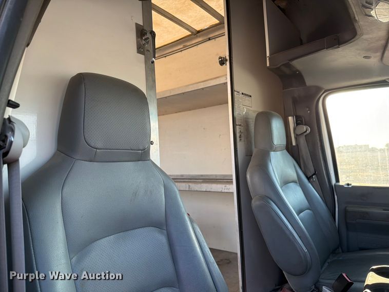 image for item YA1039 2022 Ford E350 Super Duty delivery van