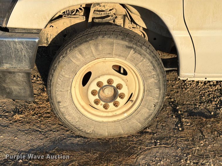 image for item YA1039 2022 Ford E350 Super Duty delivery van