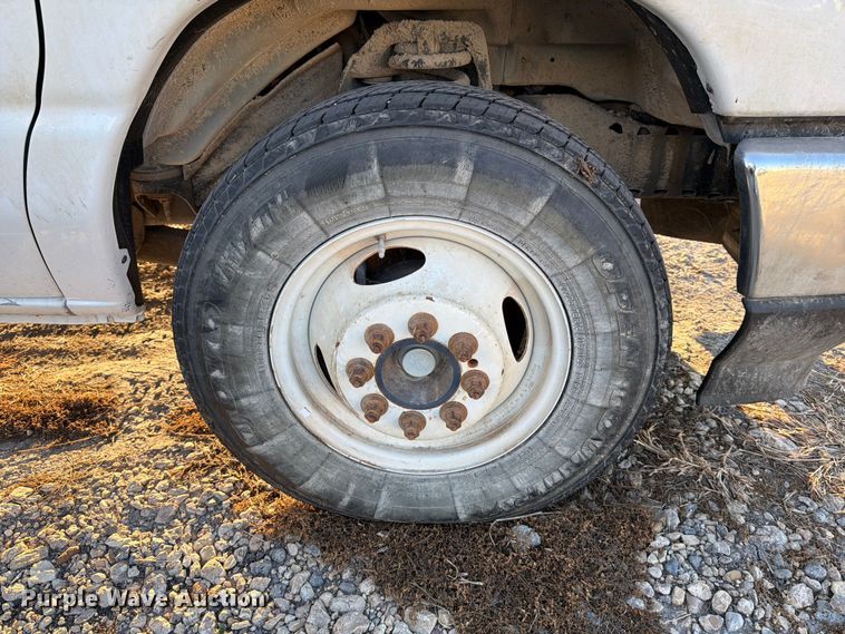 image for item YA1039 2022 Ford E350 Super Duty delivery van