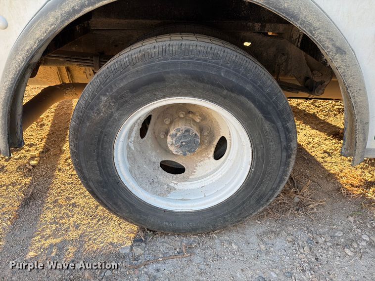 image for item YA1039 2022 Ford E350 Super Duty delivery van