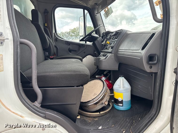 image for item YA1044 2018 Freightliner Business Class M2  box truck