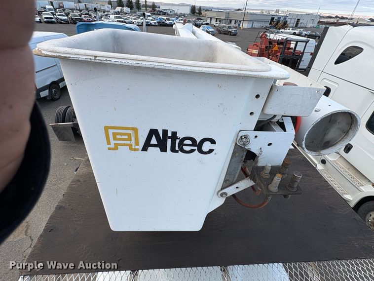 image for item YA1256 2011 International 4300 forestry bucket truck