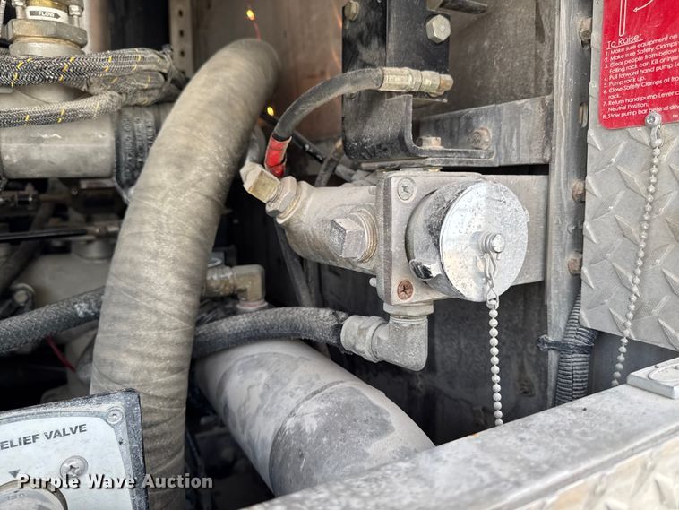 image for item YA1350 2007 Pierce Enforcer pumper fire truck