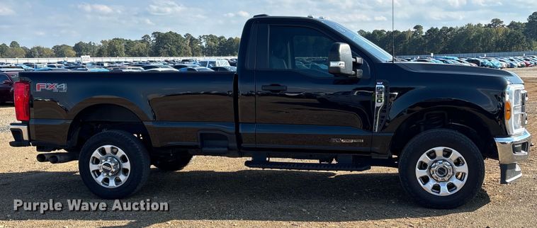 image for item YA1371 2023 Ford F350 Super Duty pickup truck
