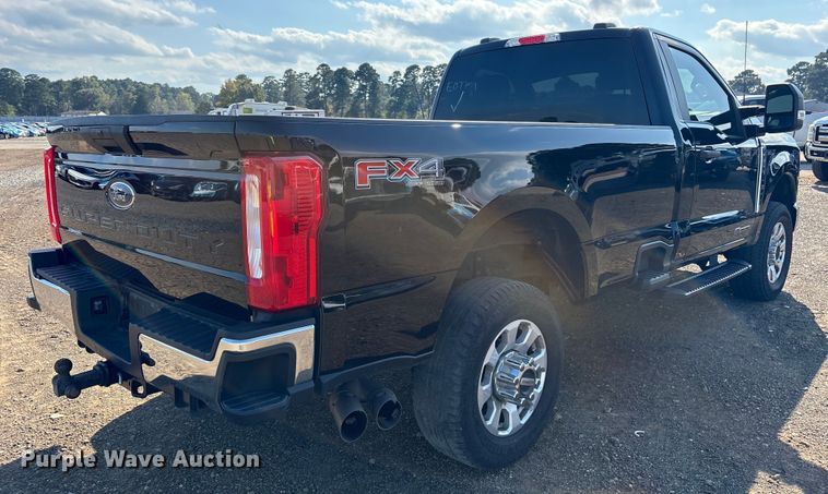 image for item YA1371 2023 Ford F350 Super Duty pickup truck
