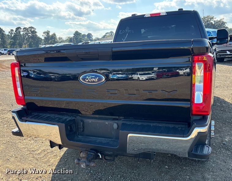 image for item YA1371 2023 Ford F350 Super Duty pickup truck