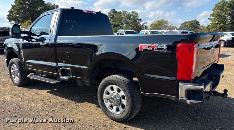 image for item YA1371 2023 Ford F350 Super Duty pickup truck