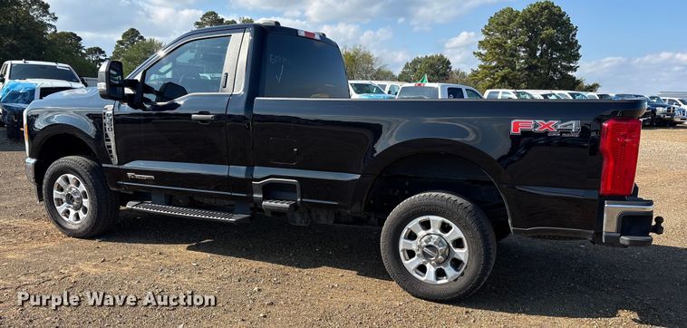 image for item YA1371 2023 Ford F350 Super Duty pickup truck