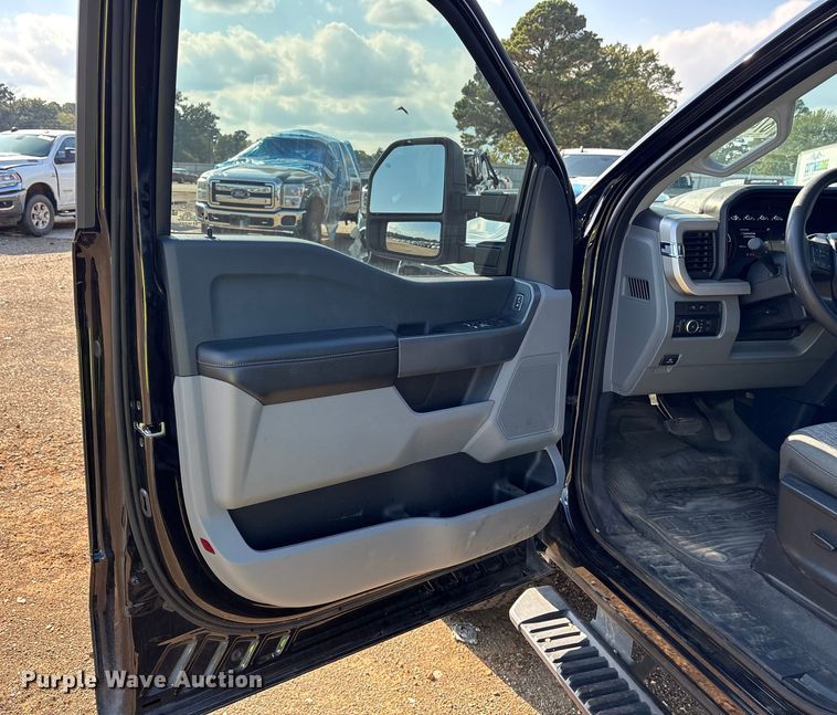 image for item YA1371 2023 Ford F350 Super Duty pickup truck