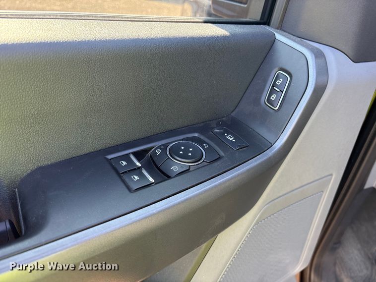 image for item YA1371 2023 Ford F350 Super Duty pickup truck