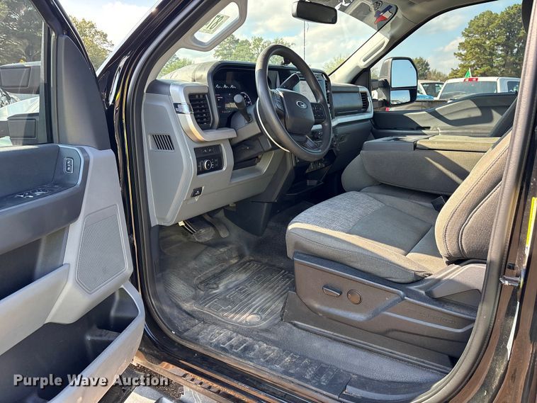 image for item YA1371 2023 Ford F350 Super Duty pickup truck