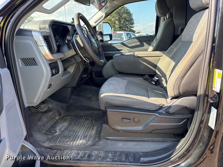 image for item YA1371 2023 Ford F350 Super Duty pickup truck