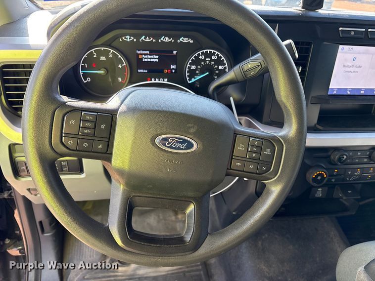 image for item YA1371 2023 Ford F350 Super Duty pickup truck