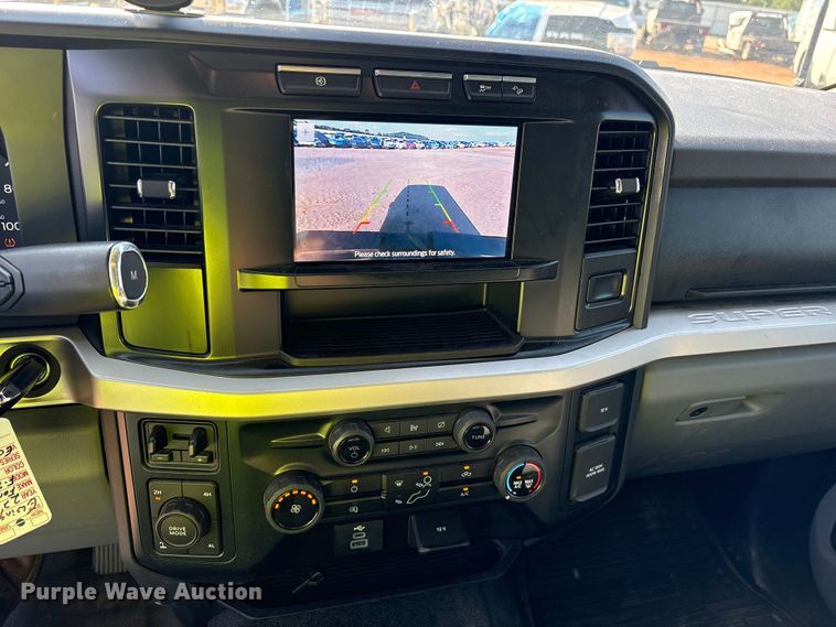 image for item YA1371 2023 Ford F350 Super Duty pickup truck