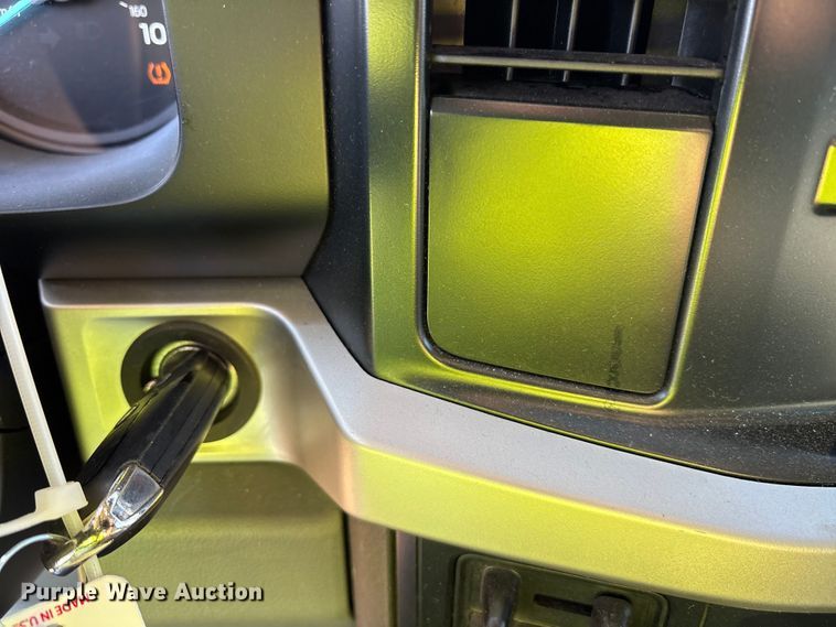 image for item YA1371 2023 Ford F350 Super Duty pickup truck