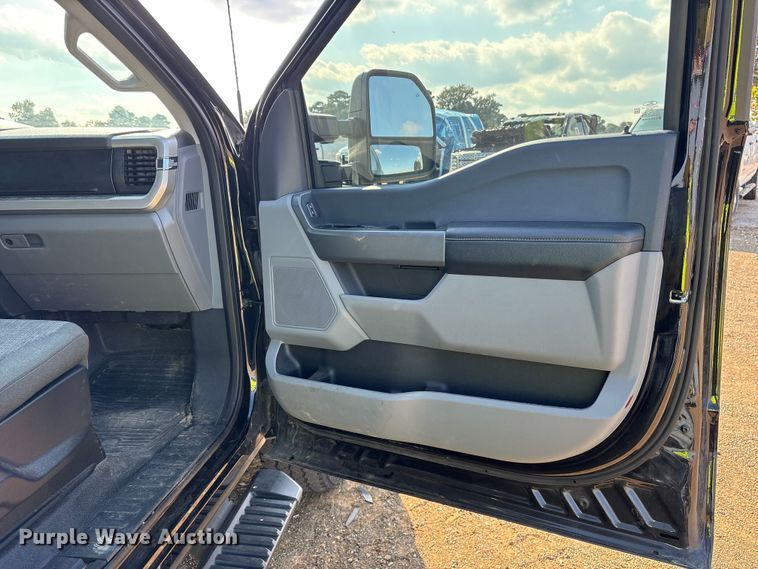 image for item YA1371 2023 Ford F350 Super Duty pickup truck