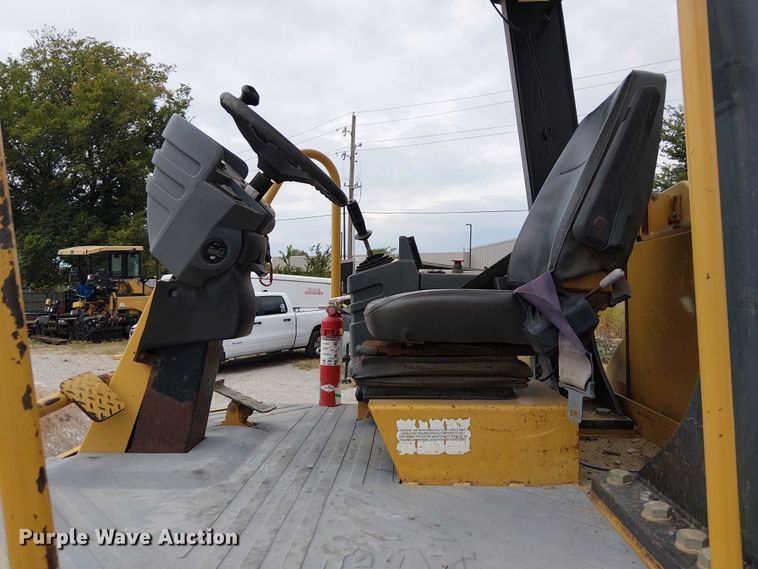 image for item DJ7870 2005 Caterpillar CS-563E single drum vibratory roller