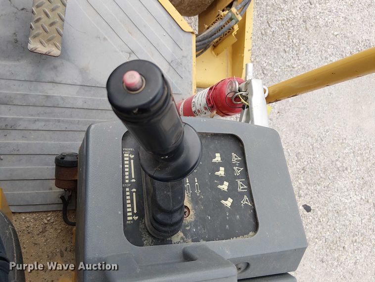 image for item DJ7870 2005 Caterpillar CS-563E single drum vibratory roller