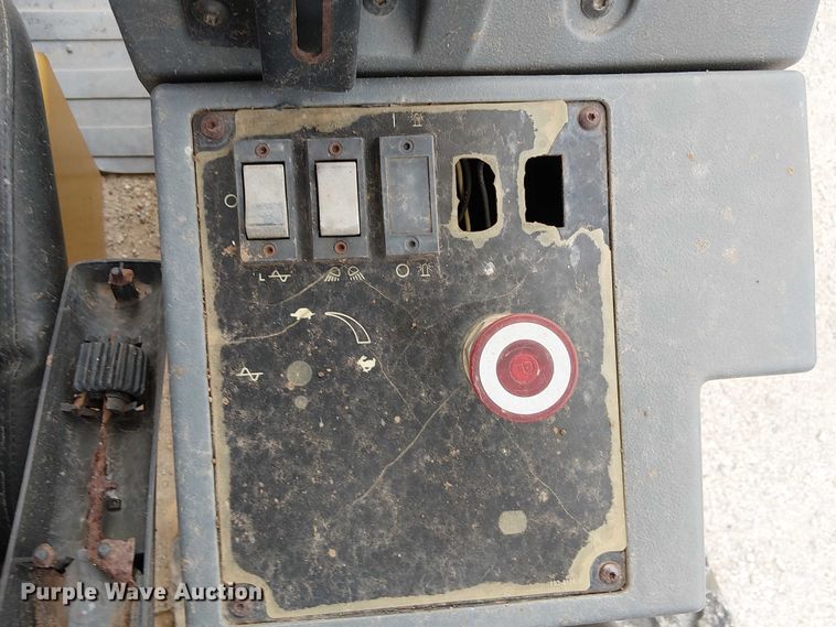 image for item DJ7870 2005 Caterpillar CS-563E single drum vibratory roller