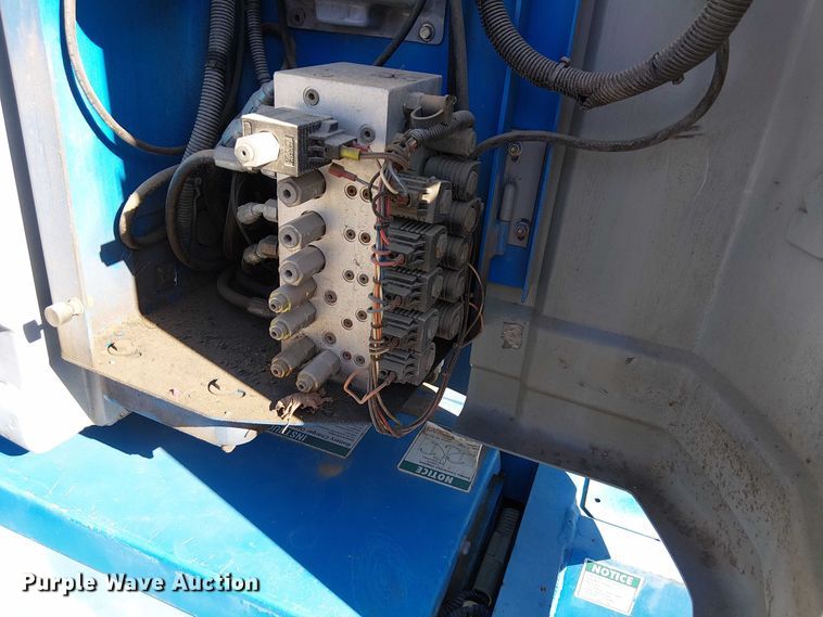 image for item DJ7892 1999 Genie Z-30/20N boom lift