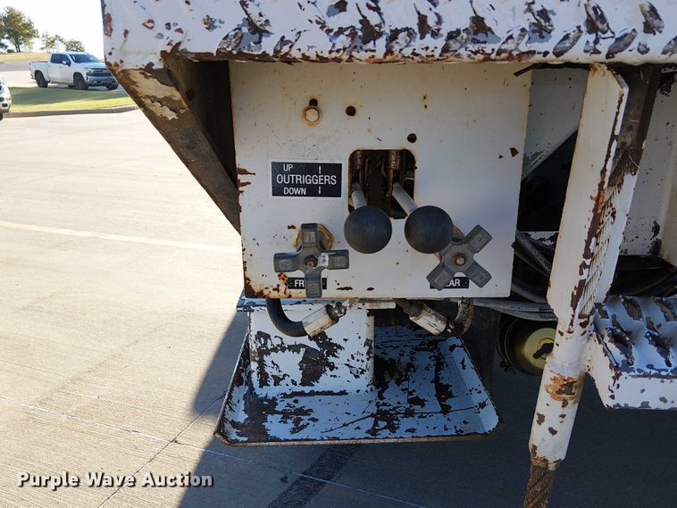 image for item DJ7893 1998 Freightliner FL80 bucket truck