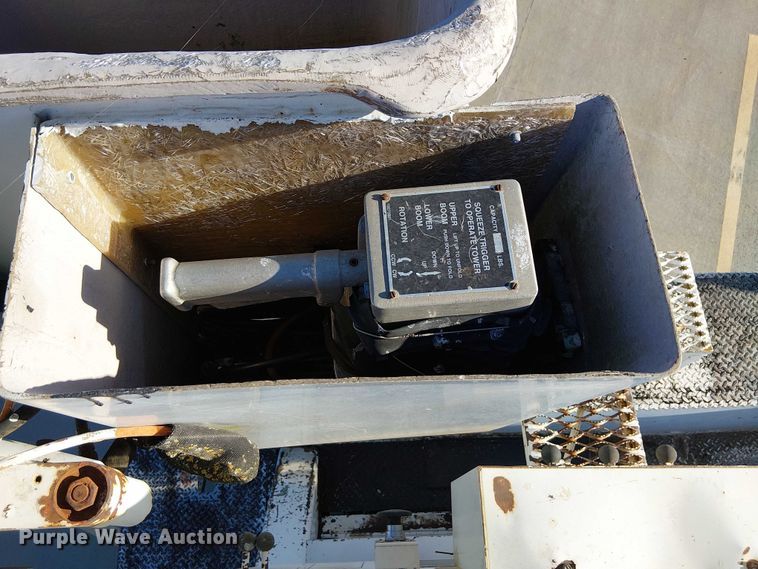 image for item DJ7893 1998 Freightliner FL80 bucket truck