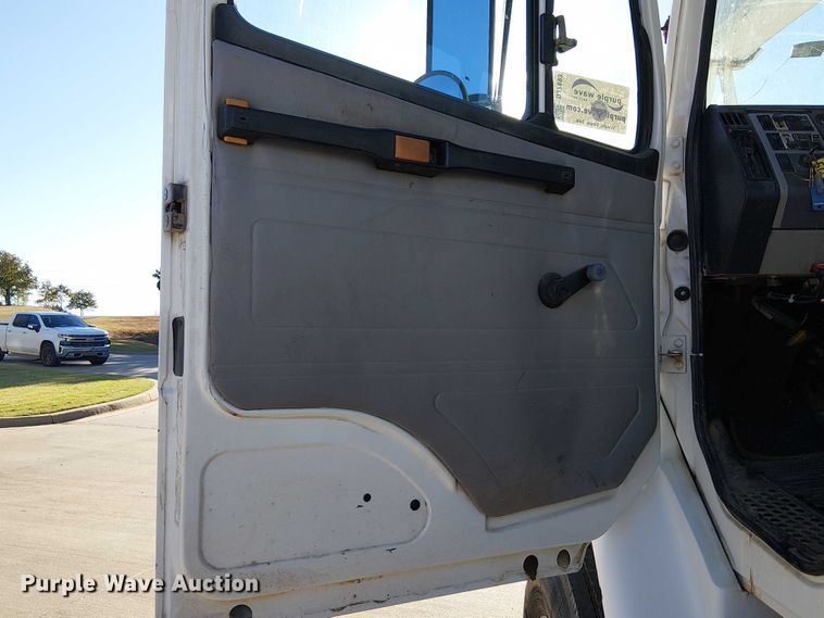 image for item DJ7893 1998 Freightliner FL80 bucket truck