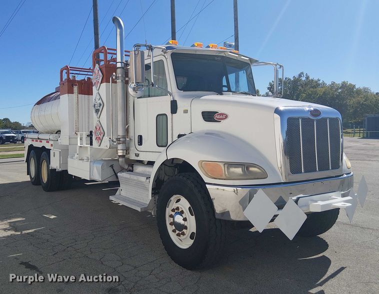 image for item DJ7895 2012 Peterbilt 348 fuel / lube truck