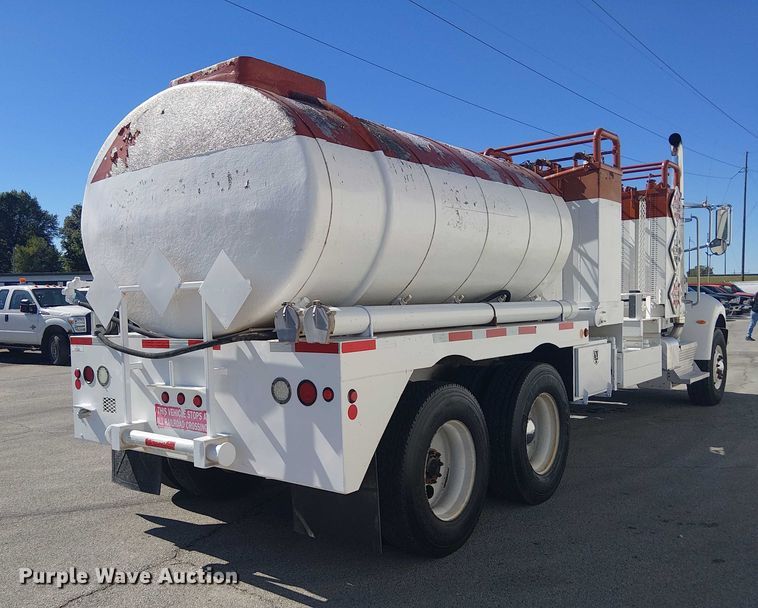 image for item DJ7895 2012 Peterbilt 348 fuel / lube truck