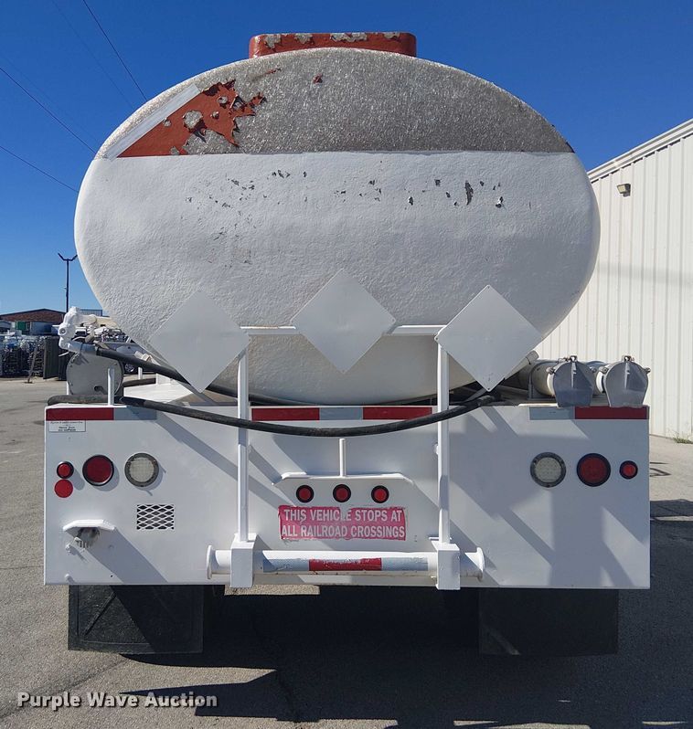 image for item DJ7895 2012 Peterbilt 348 fuel / lube truck