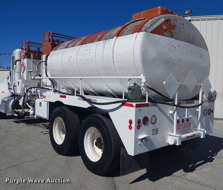 image for item DJ7895 2012 Peterbilt 348 fuel / lube truck