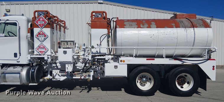 image for item DJ7895 2012 Peterbilt 348 fuel / lube truck