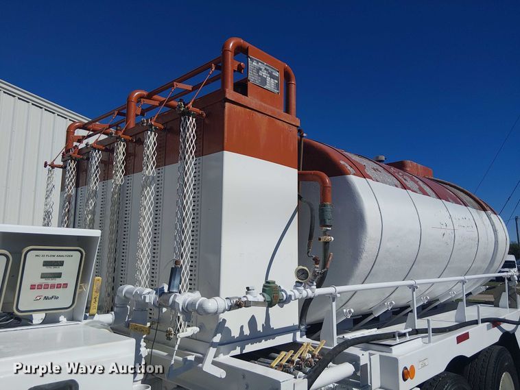 image for item DJ7895 2012 Peterbilt 348 fuel / lube truck