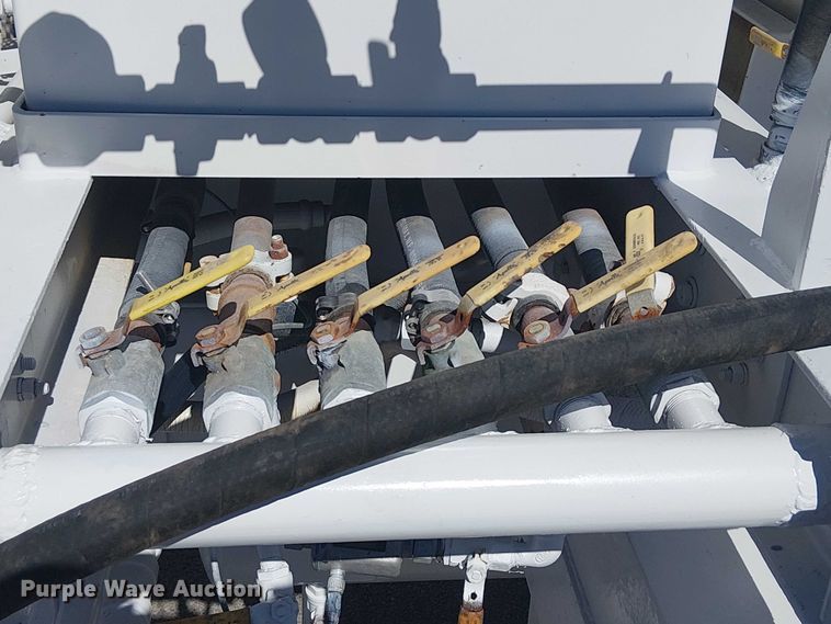 image for item DJ7895 2012 Peterbilt 348 fuel / lube truck