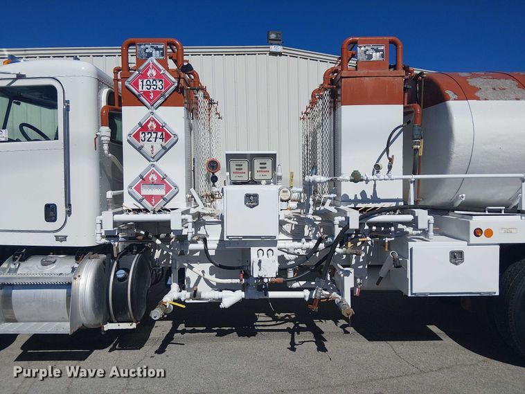 image for item DJ7895 2012 Peterbilt 348 fuel / lube truck