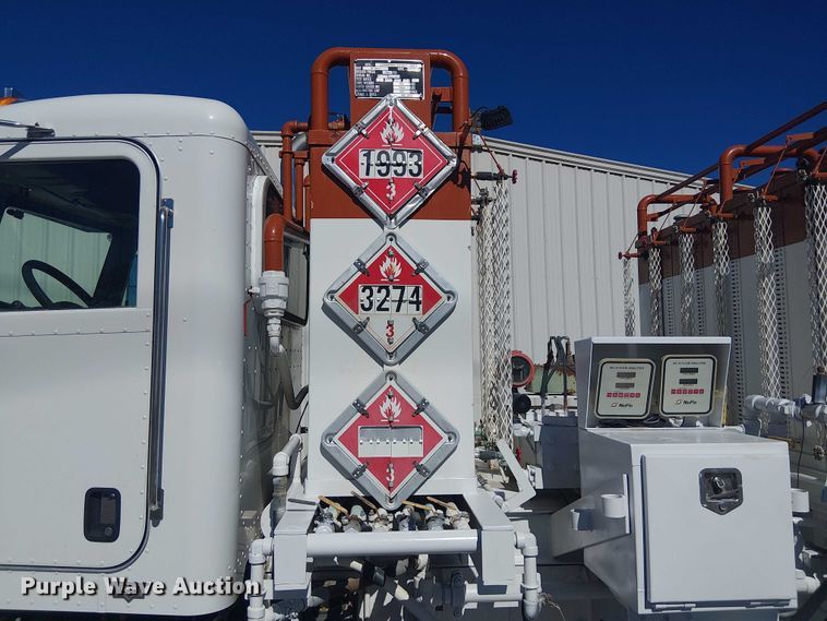 image for item DJ7895 2012 Peterbilt 348 fuel / lube truck
