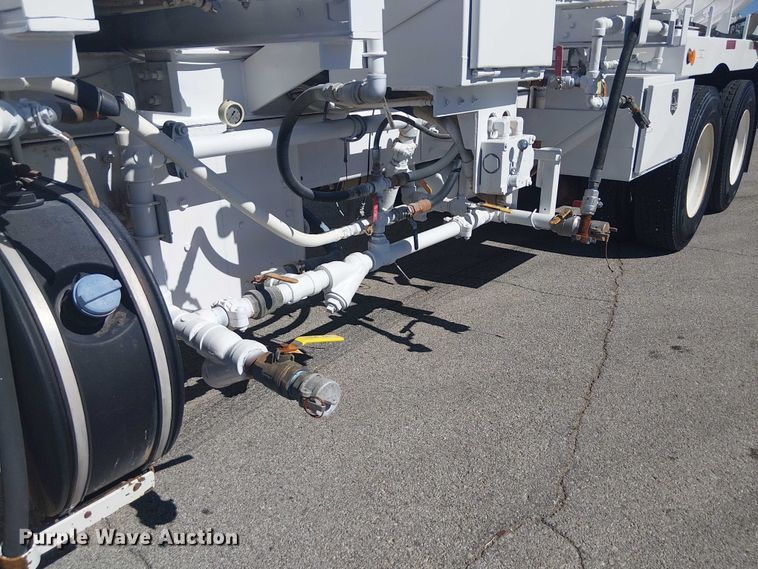 image for item DJ7895 2012 Peterbilt 348 fuel / lube truck