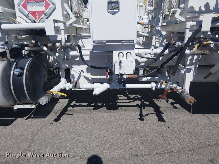 image for item DJ7895 2012 Peterbilt 348 fuel / lube truck