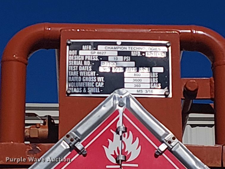 image for item DJ7895 2012 Peterbilt 348 fuel / lube truck