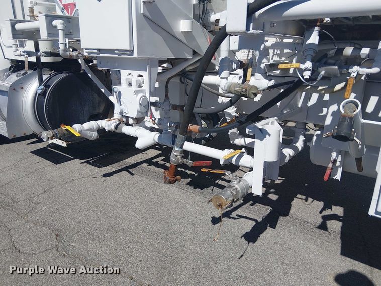 image for item DJ7895 2012 Peterbilt 348 fuel / lube truck