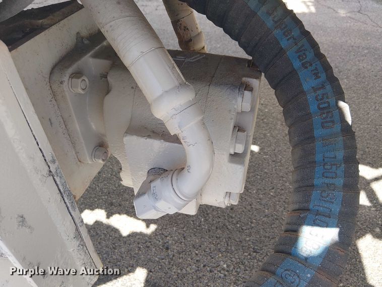 image for item DJ7895 2012 Peterbilt 348 fuel / lube truck