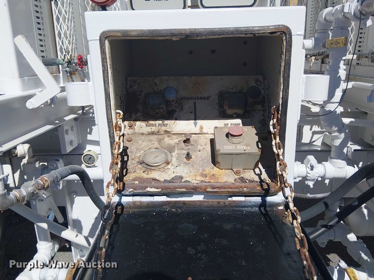 image for item DJ7895 2012 Peterbilt 348 fuel / lube truck