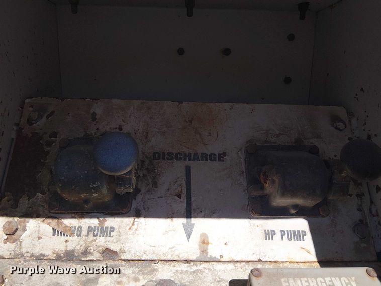 image for item DJ7895 2012 Peterbilt 348 fuel / lube truck