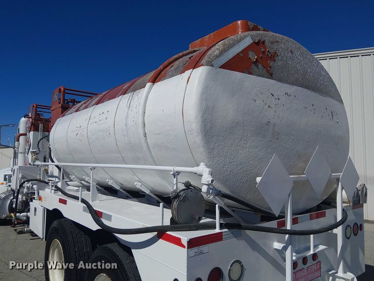 image for item DJ7895 2012 Peterbilt 348 fuel / lube truck