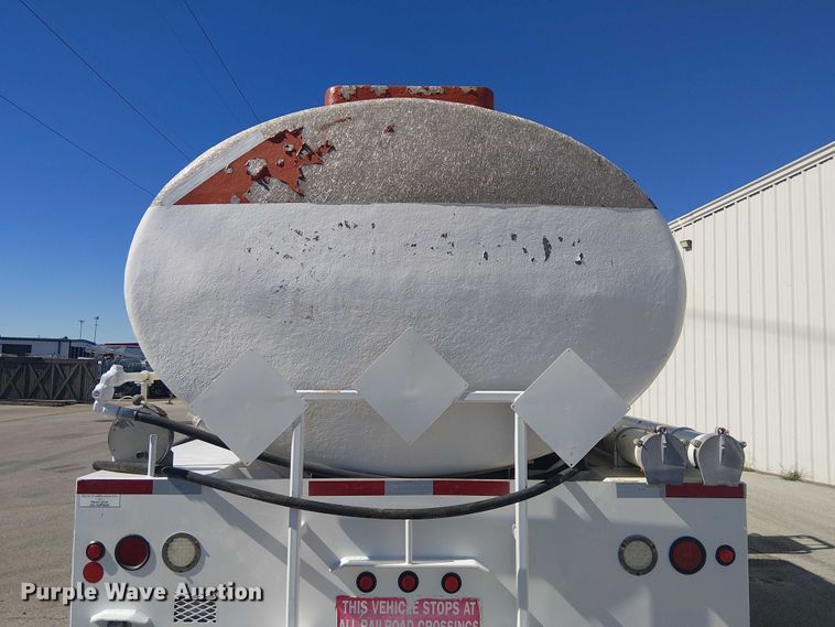 image for item DJ7895 2012 Peterbilt 348 fuel / lube truck