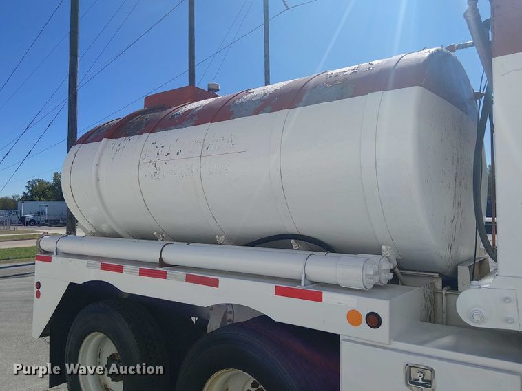 image for item DJ7895 2012 Peterbilt 348 fuel / lube truck