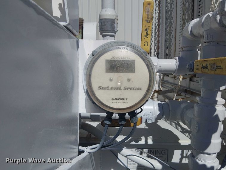 image for item DJ7895 2012 Peterbilt 348 fuel / lube truck